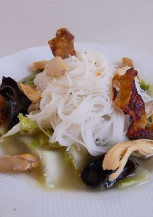 Une photo de Soupe chou chinois, champignons noirs, wakamé et poulet