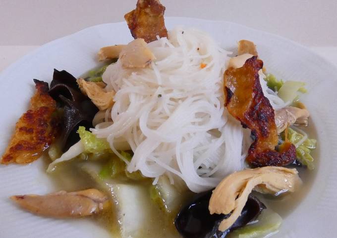 Soupe chou chinois, champignons noirs, wakamé et poulet