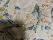 Una foto de pollo en crema de elote