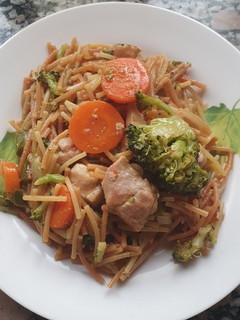 Una foto de Fideos con pollo y verduras