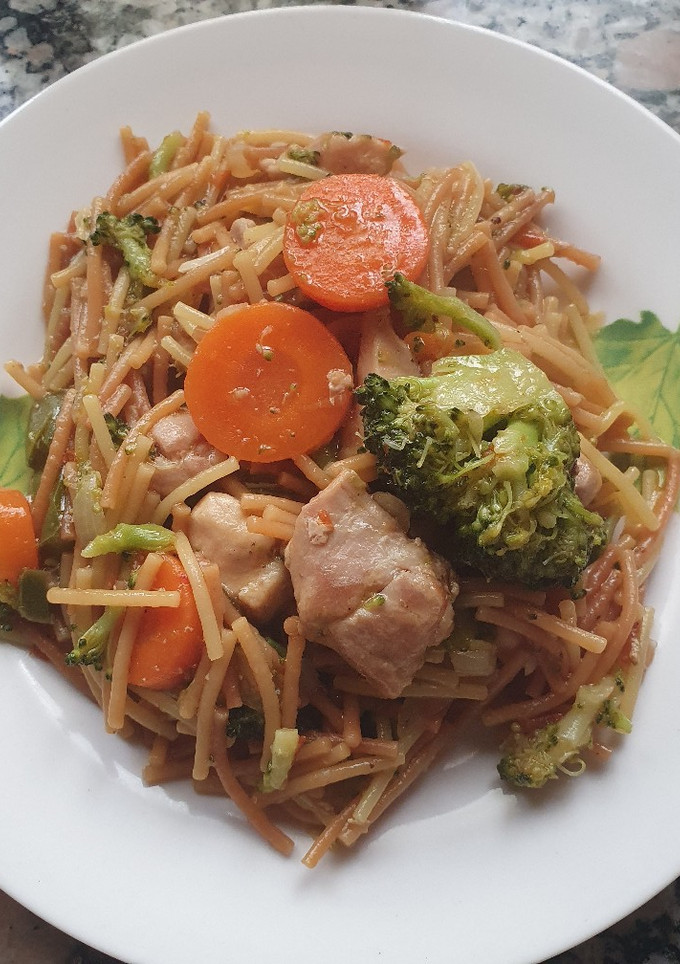 Una foto de Fideos con pollo y verduras