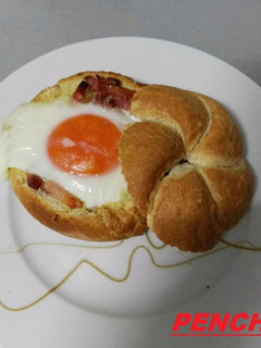 Una foto de Huevos en nido de pan gratinado