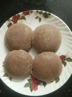 ராகி இட்லி(ragi idly recipe in tamil) செய்முறை முக்கிய புகைப்படம்