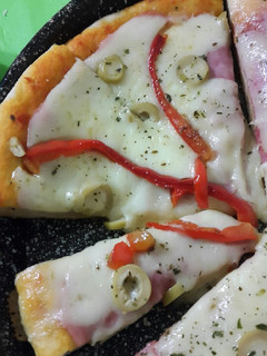 Una foto de Pizza de jamón y Morrón