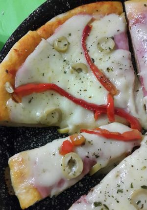 Una foto de Pizza de jamón y Morrón