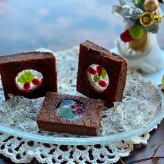 A picture of Chocolate Cheese Cake with Christmas Window 🎄.