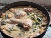 Una foto de cazuela de pollo con crema