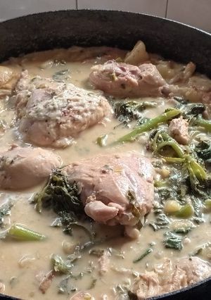 Una foto de Cazuela de pollo y espinaca al disco