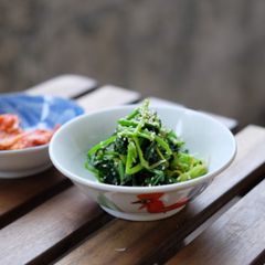 A picture of Korean spinach salad.