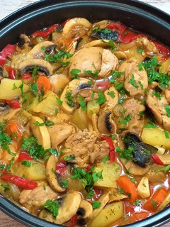 Una foto de Guiso de verduras con pollo y patatas