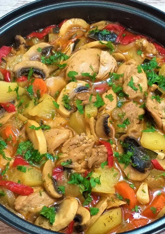 Una foto de Guiso de verduras con pollo y patatas