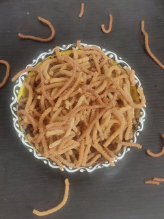 திணை கட் முறுக்கு(Foxtail millet cut murukku recipe in tamil) செய்முறை முக்கிய புகைப்படம்