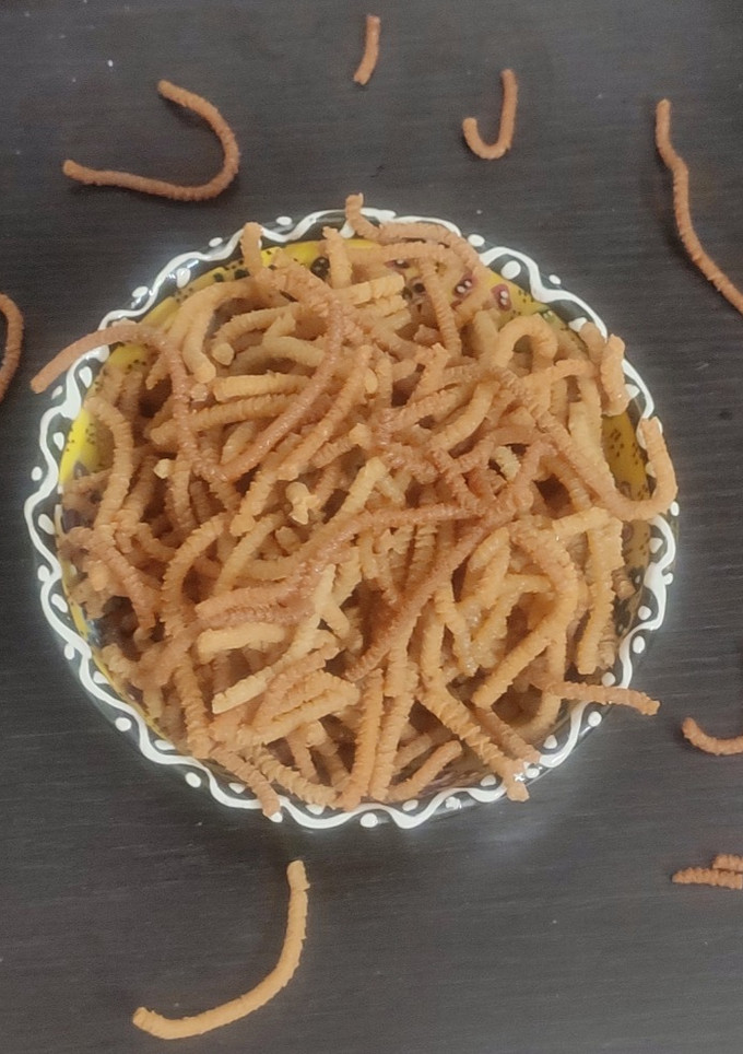 திணை கட் முறுக்கு(Foxtail millet cut murukku recipe in tamil) செய்முறை முக்கிய புகைப்படம்