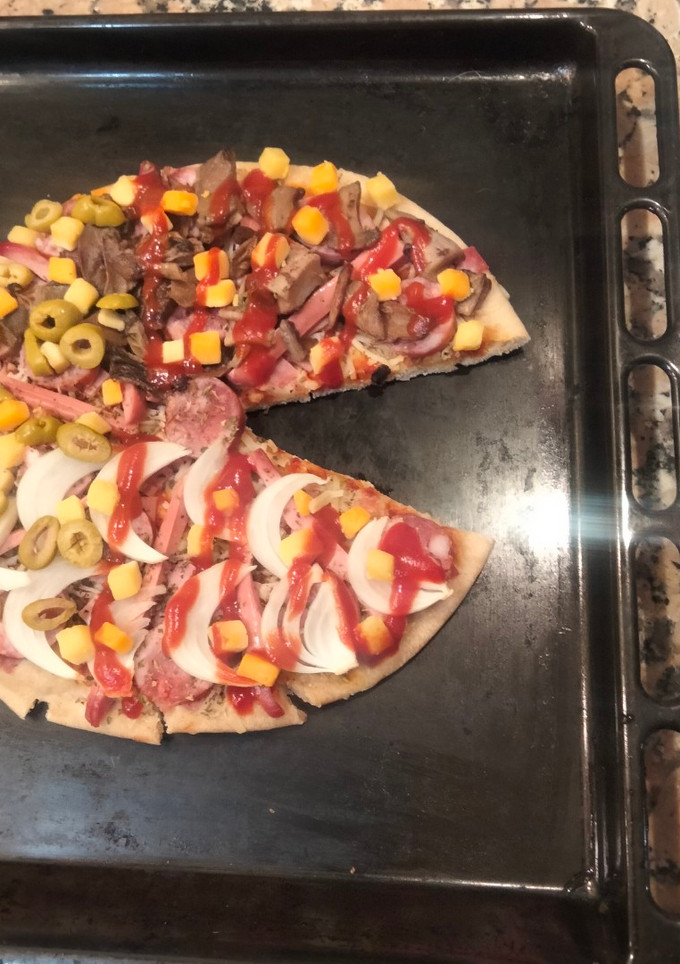 Una foto de Pizza carnívora jugosa y económica estilo comecocos