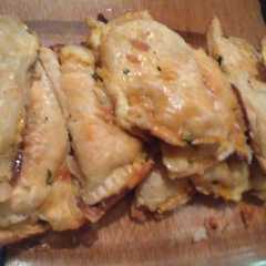 A picture of Empanadas de mozzarella y albahaca hechas por mi mamá.