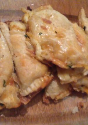Una foto de Empanadas de mozzarella y albahaca hechas por mi mamá