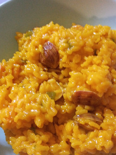 Una foto de Arroz con gambas y almejas 🥰😋😋😍