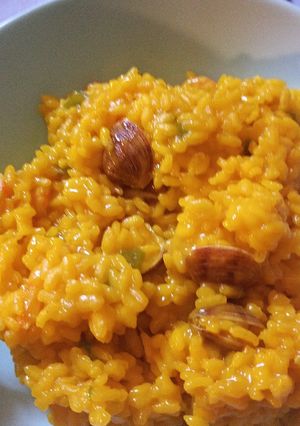 Una foto de Arroz con gambas y almejas 🥰😋😋😍