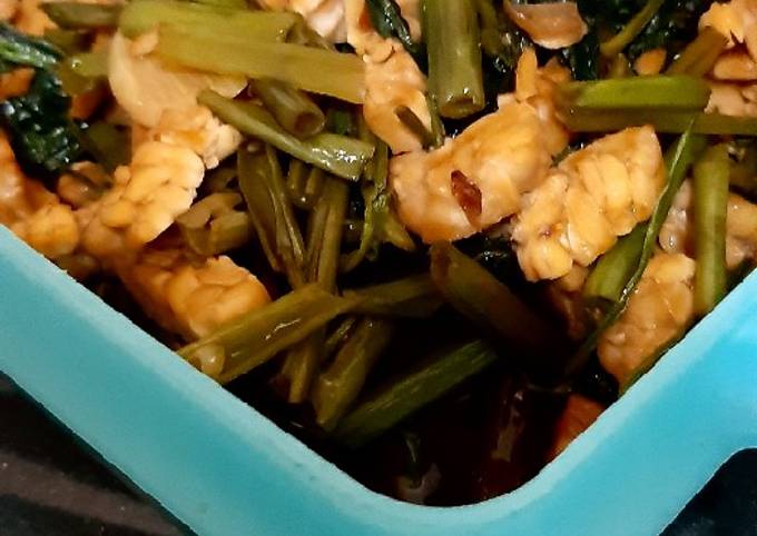 Bagaimana Membuat Tumis kangkung tempe kecap sederhana Anti Gagal