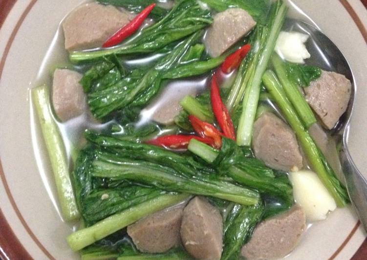 Tumis caisim dan bakso kuah