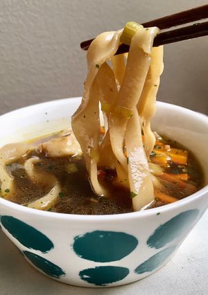 Foto di Kalguksu in brodo di pesce e verdure, sfumati alla birra