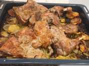 Una foto de cordero asado con cebollas
