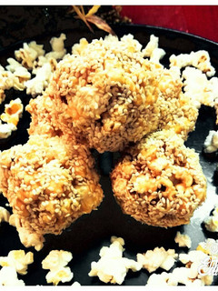 गुड़ पॉपकॉर्न लड्डू (Jaggery Popcorn Laddu recipe in hindi) रेसिपी मुख्य फोटो