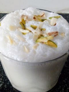 लस्सी (Lassi recipe in marathi) रेसिपी चे मुख्य फोटो