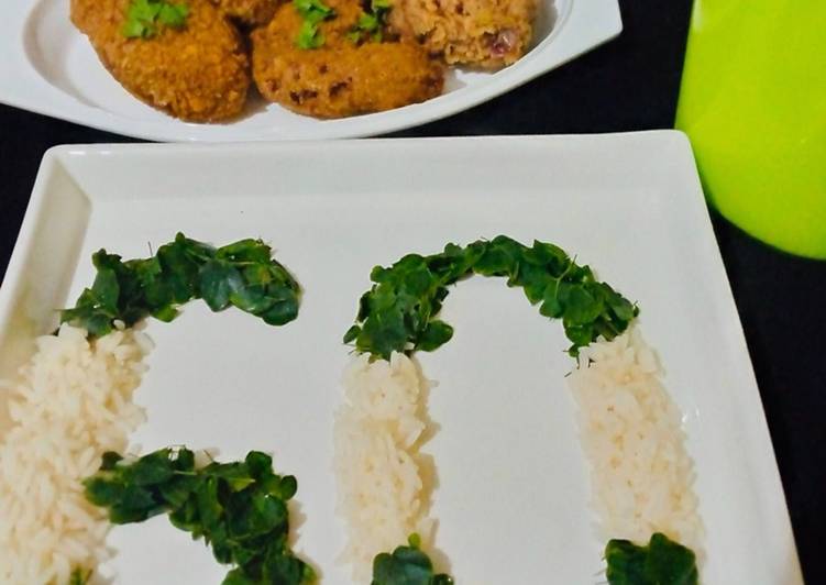 Coconut rice with steamed Moringa sauce and hot and spicy crispy chicken