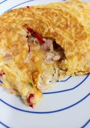 Una foto de Tortilla francesa con pimientos y atún