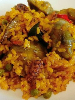 Una foto de Arroz con alcachofas, setas y pulpo