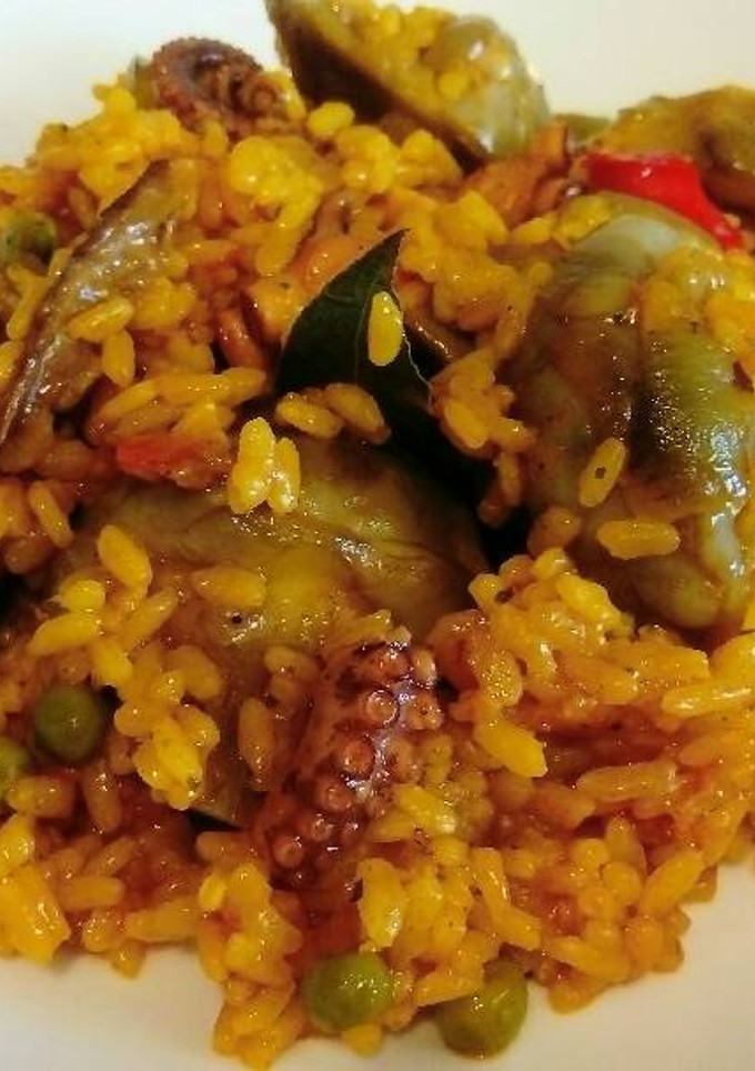 Una foto de Arroz con alcachofas, setas y pulpo