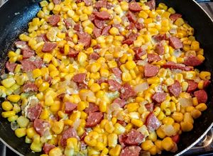 Una foto de RELLENO De🌽Maíz y Salchichas...!
