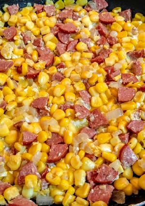 Una foto de RELLENO De🌽Maíz y Salchichas...!