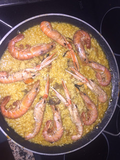 Una foto de Paella mixta con setas