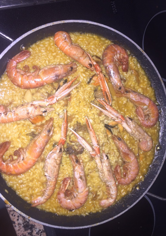 Una foto de Paella mixta con setas