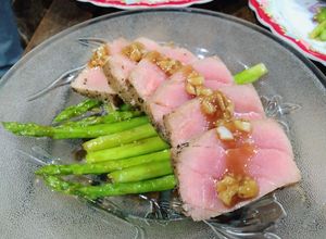 Hình của món Cá ngừ đại dương áp chảo.