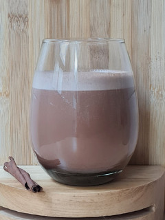 Una foto de Chocolatada con canela y mantequilla de maní 🥜 Saludable, saciante y vegana