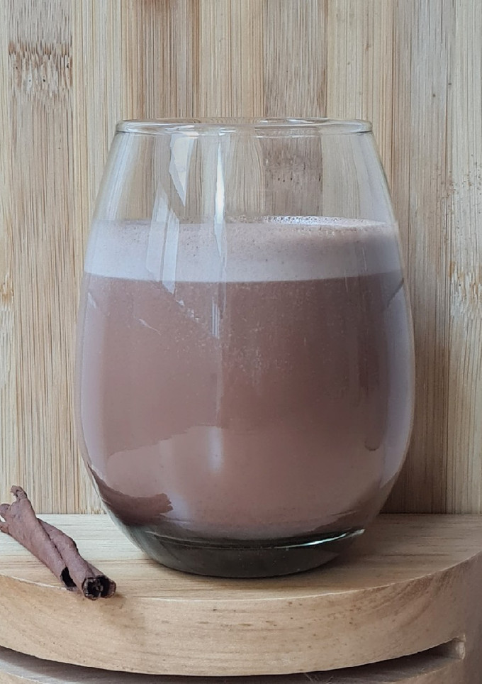 Una foto de Chocolatada con canela y mantequilla de maní 🥜 Saludable, saciante y vegana