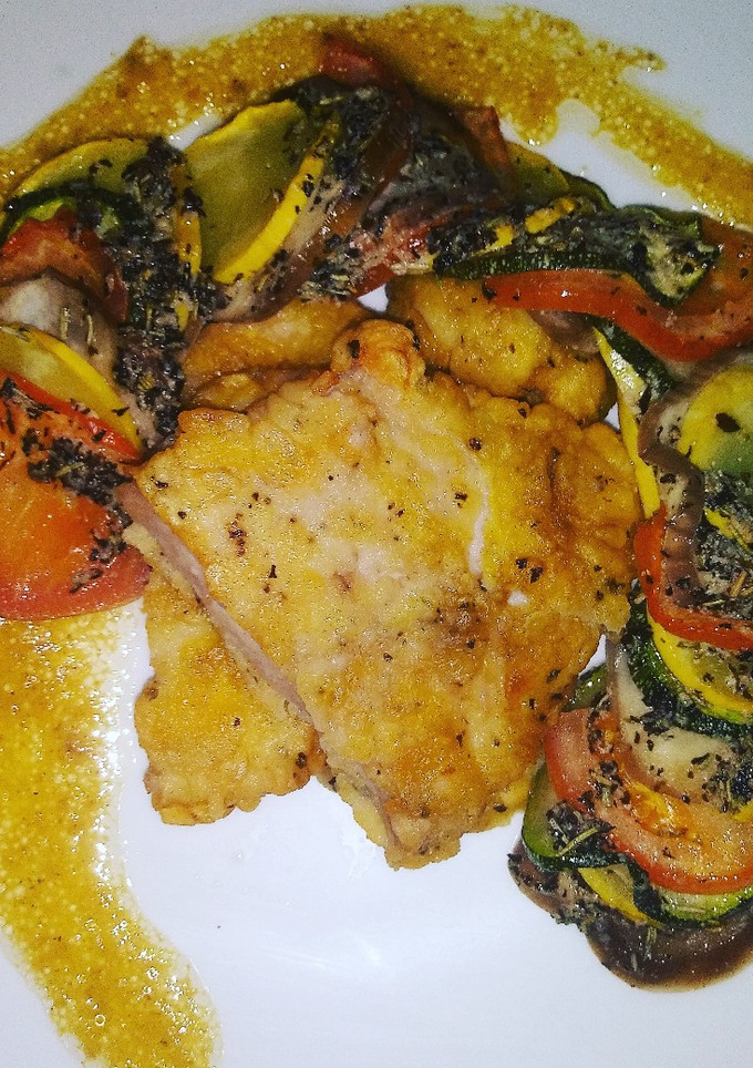 Una foto de Ratatouille con chuleta empanada en vinagreta