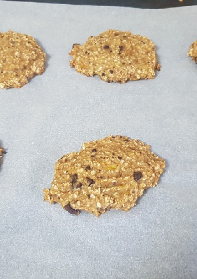 Una foto de Galletas de avena con chocolate y plátano