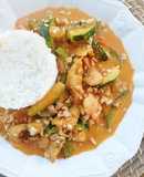 Curry de pollo y camarones estilo thai