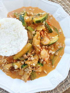 Una foto de Curry de pollo y camarones estilo thai