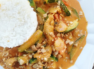 Una foto de Curry de pollo y camarones estilo thai