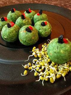स्प्राऊट ब्लास्ट लड्डू (sprout blast ladoo recipe in marathi) रेसिपी चे मुख्य फोटो