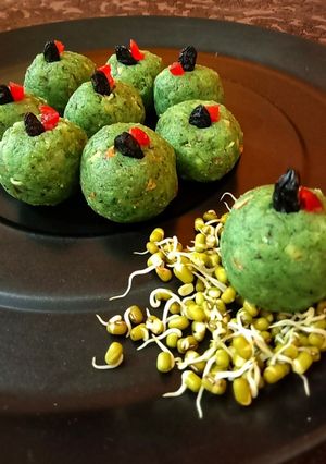 स्प्राऊट ब्लास्ट लड्डू (sprout blast ladoo recipe in marathi) रेसिपी चे मुख्य फोटो 