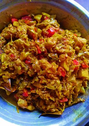 নিরামিষ বাঁধাকপি আলু গাজরের তরকারি(niramish bandhakopi aloo gajarer tarkari recipe in Bengali) রেসিপির প্রধান ছবি