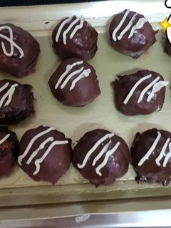 Una foto de Bolitas de coco bañadas de chocolate negro