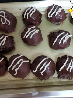 Una foto de Bolitas de coco bañadas de chocolate negro