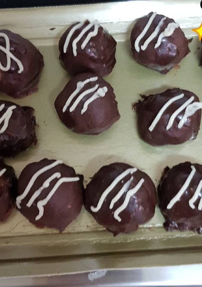 Una foto de Bolitas de coco bañadas de chocolate negro